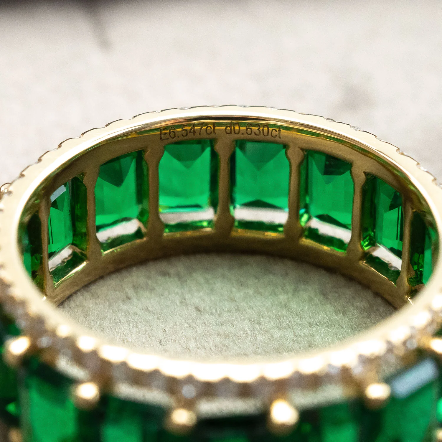 14K Gold Eternity Ring with 6.54ct Emeralds and 0.630ct Diamonds - Image 4