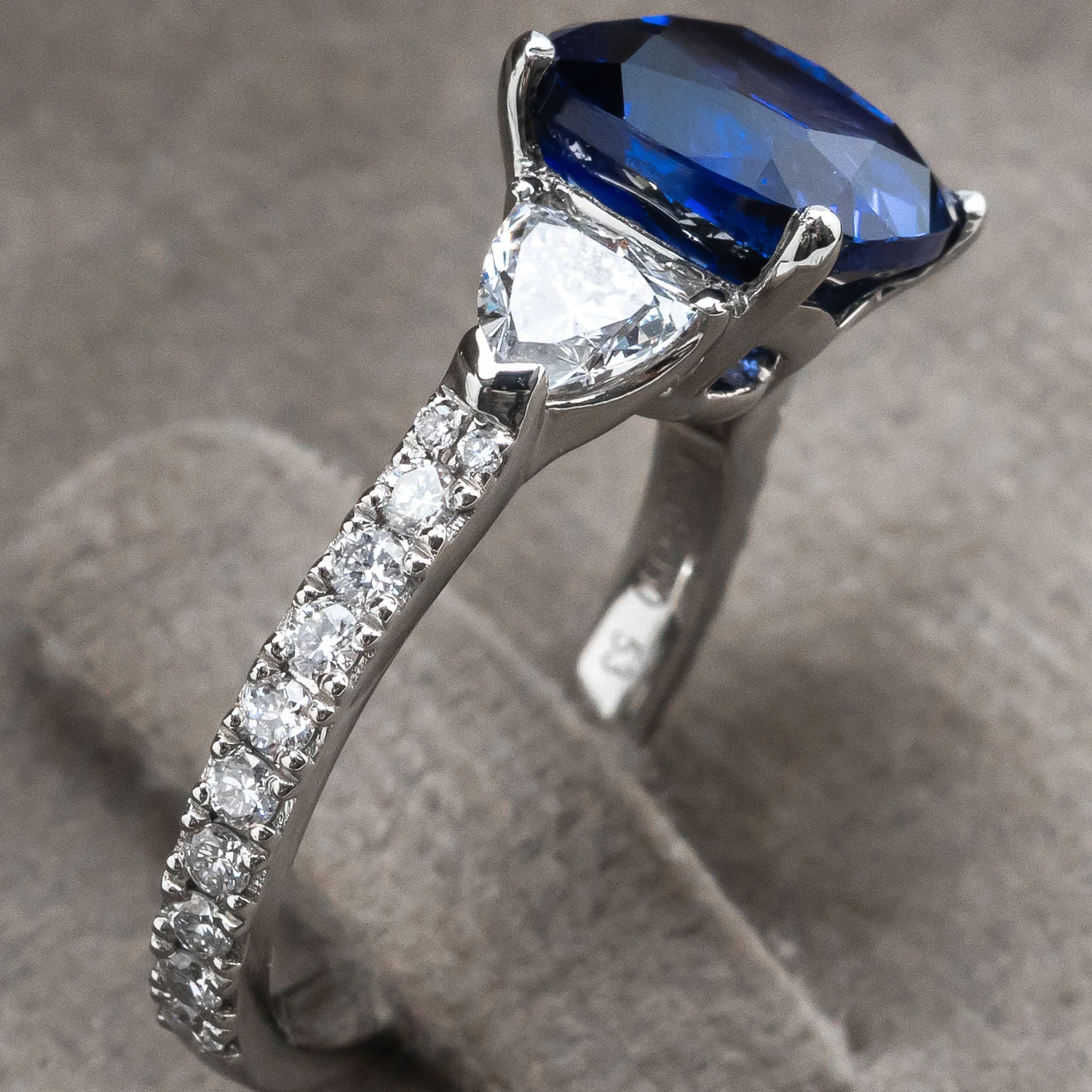 950 Platinum Ring 5.611ct Sapphire Center Stone with 1.220ct Side Stones - Image 3