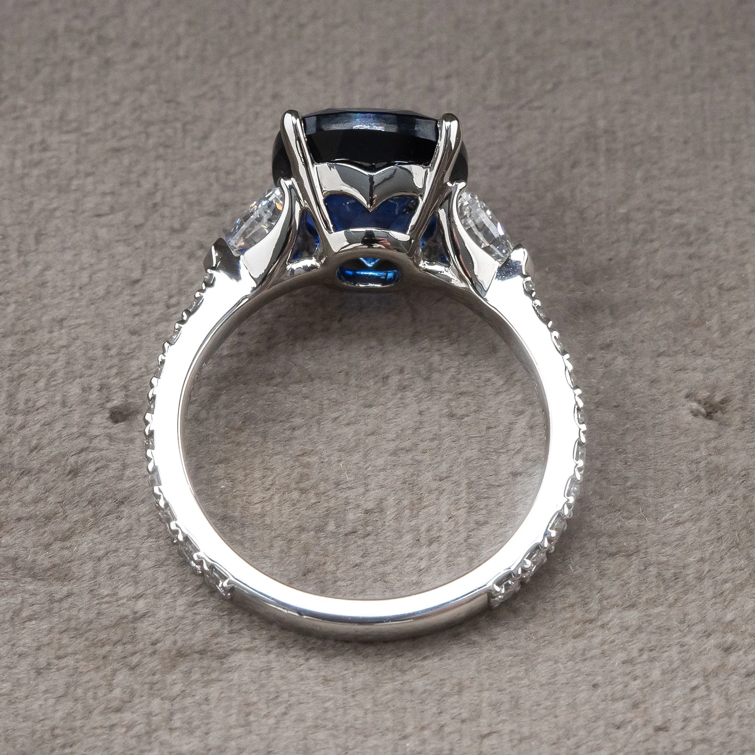 950 Platinum Ring 5.611ct Sapphire Center Stone with 1.220ct Side Stones - Image 6