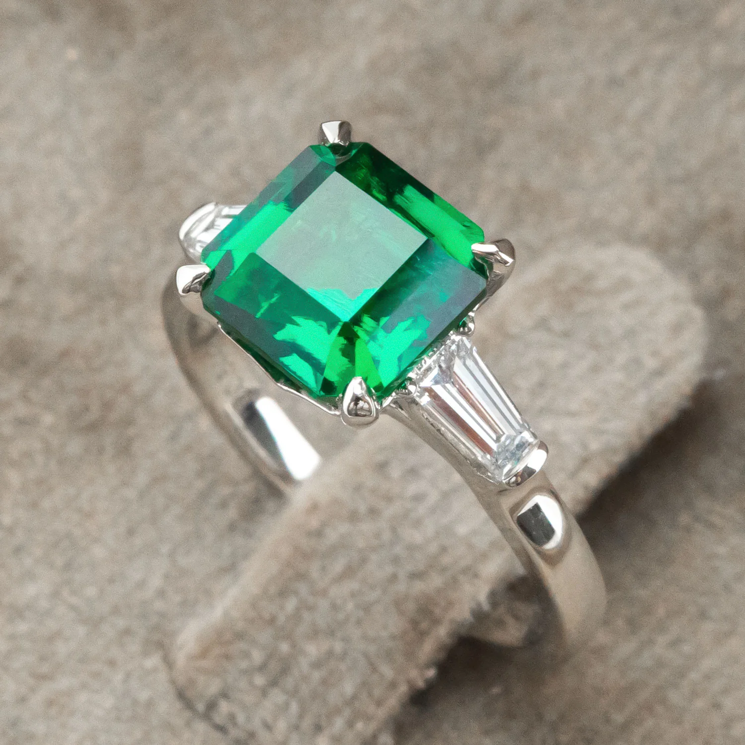 950 Platinum Diamond Ring 3.290ct Center Emerald and 0.544ct Diamond Side Stones - Image 2
