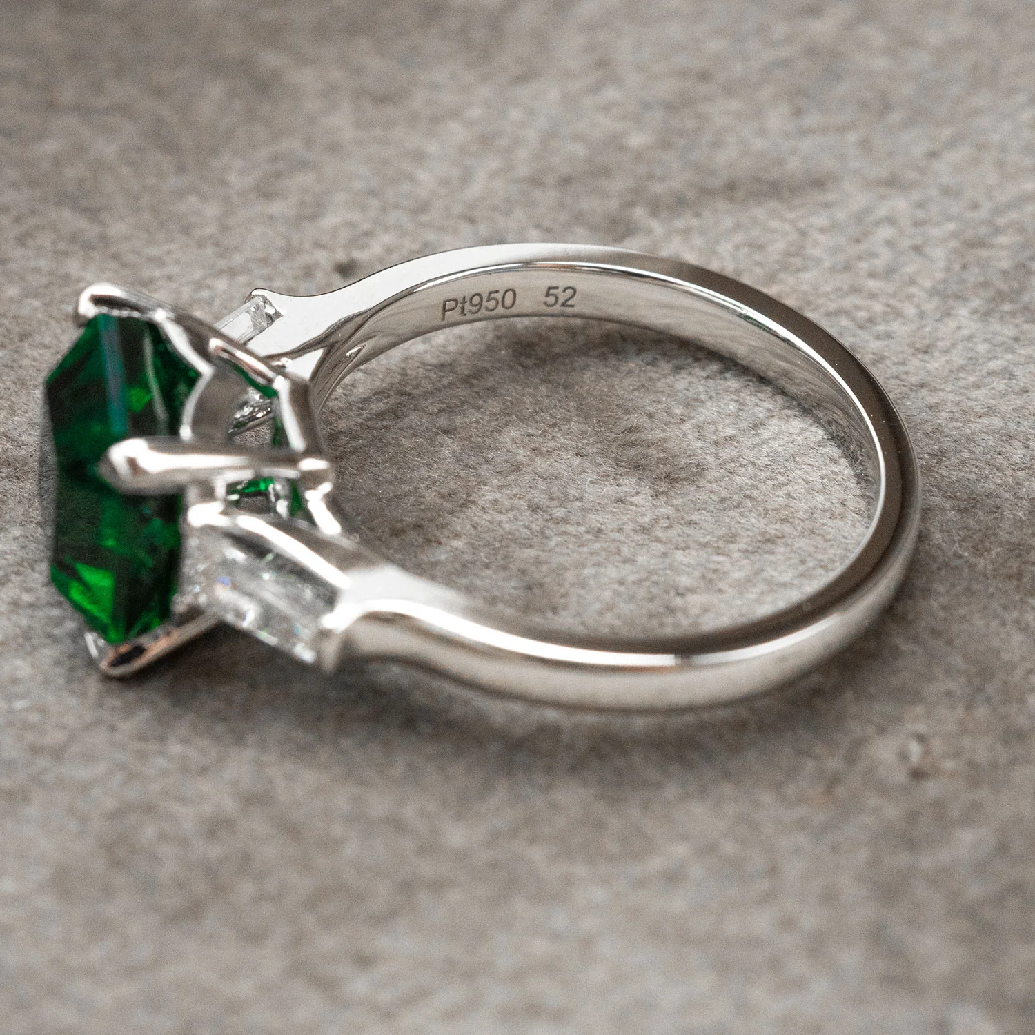 950 Platinum Diamond Ring 3.290ct Center Emerald and 0.544ct Diamond Side Stones - Image 3