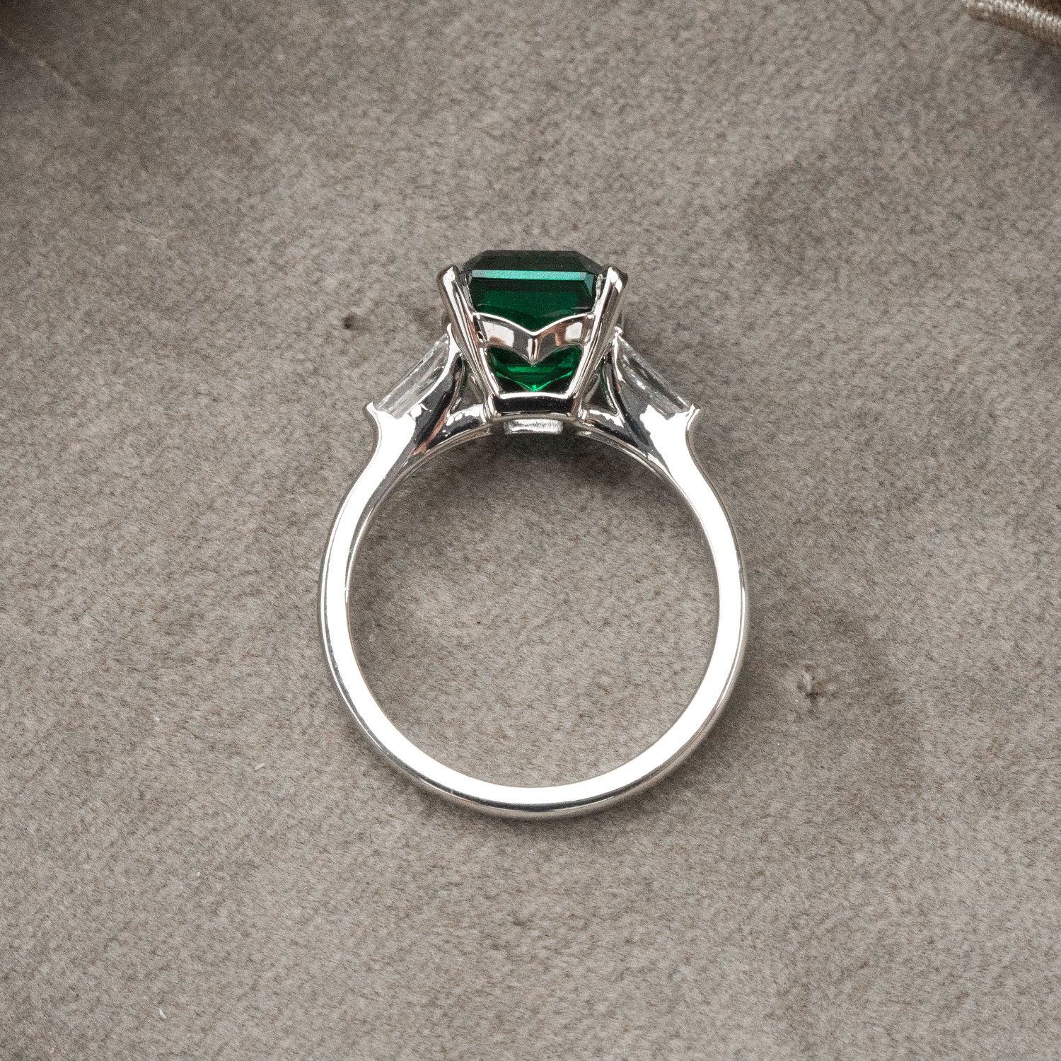 950 Platinum Diamond Ring 3.290ct Center Emerald and 0.544ct Diamond Side Stones - Image 5