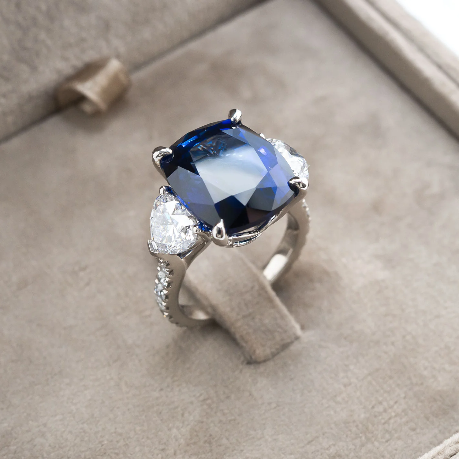 950 Platinum Ring 16.49ct Blue Sapphire with 4.116ct Diamond Setting