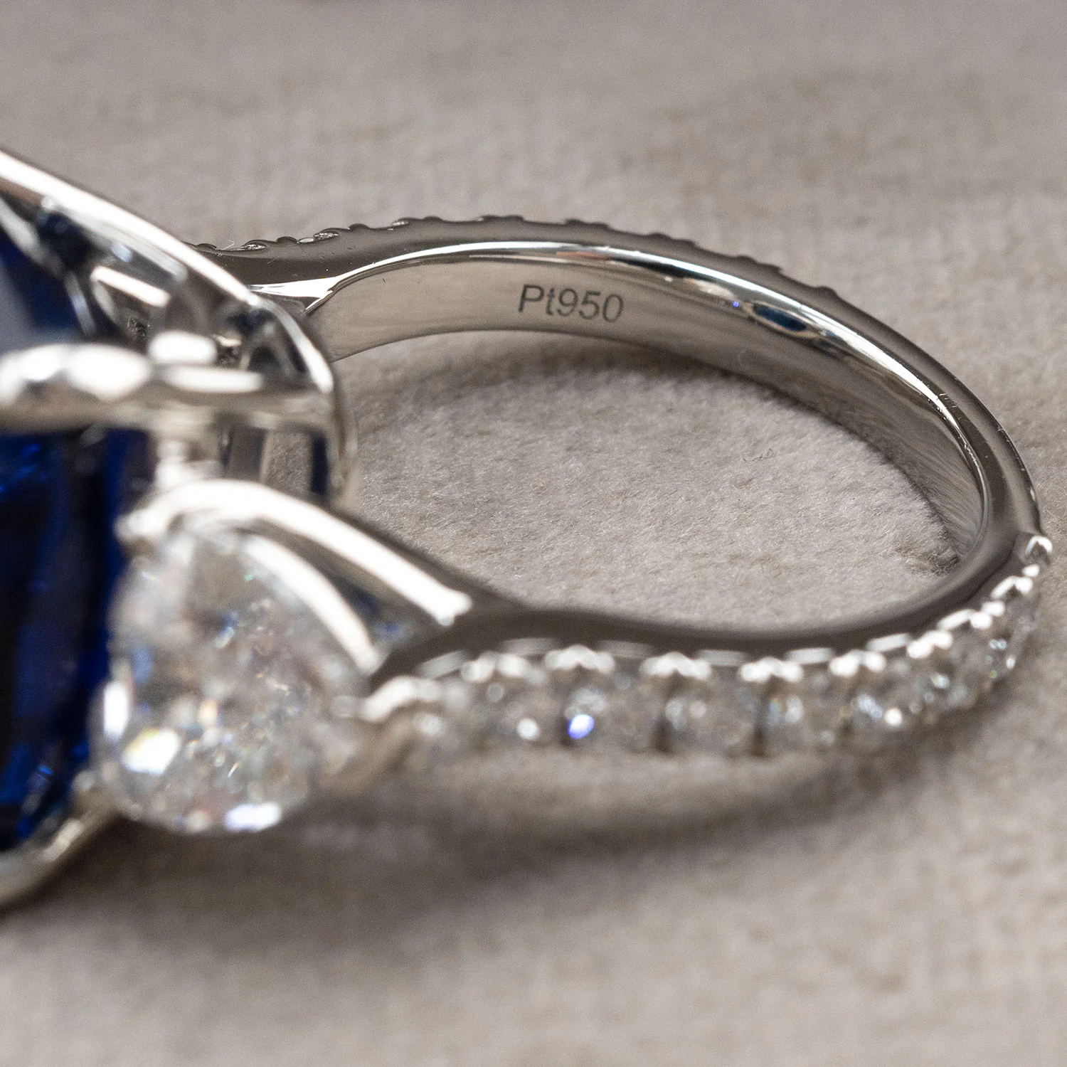 950 Platinum Ring 16.49ct Blue Sapphire with 4.116ct Diamond Setting - Image 4
