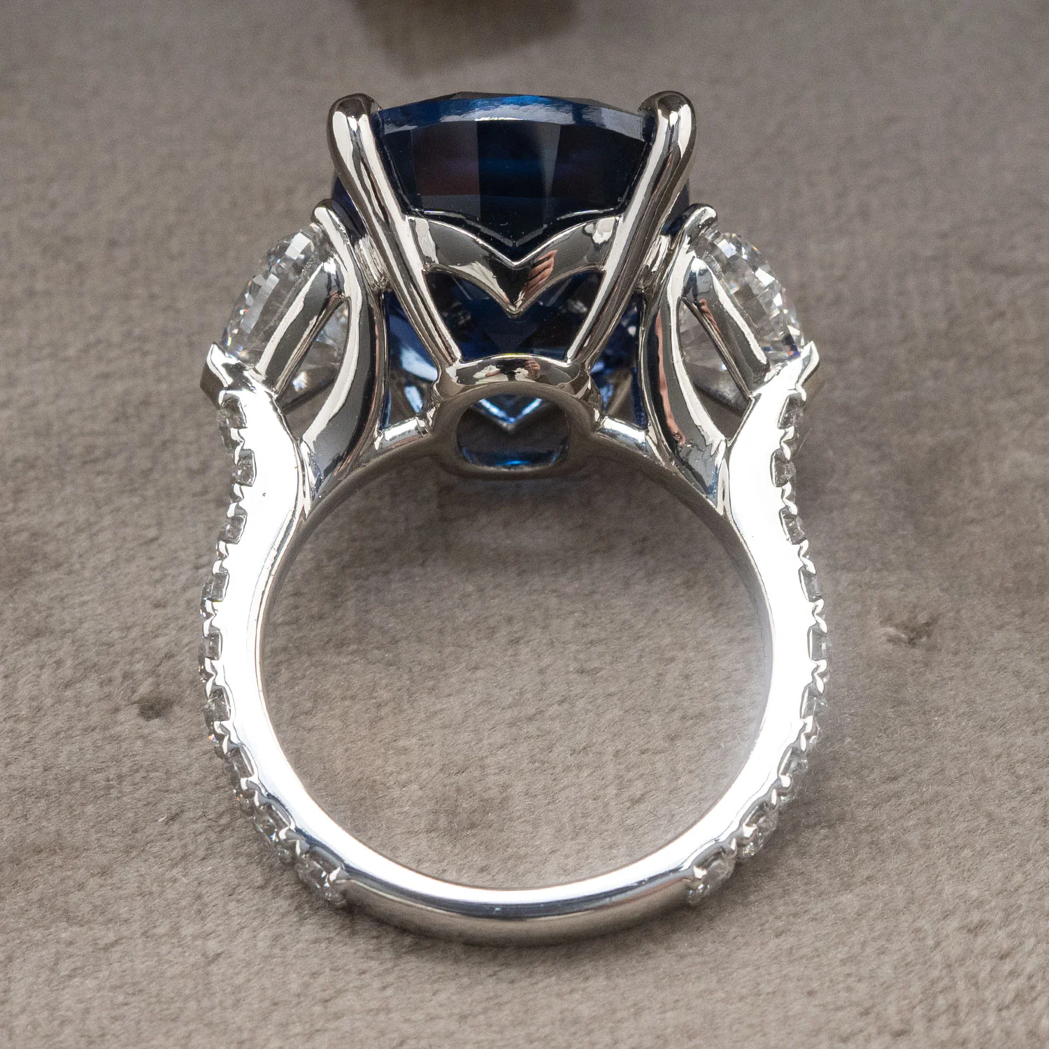 950 Platinum Ring 16.49ct Blue Sapphire with 4.116ct Diamond Setting - Image 5