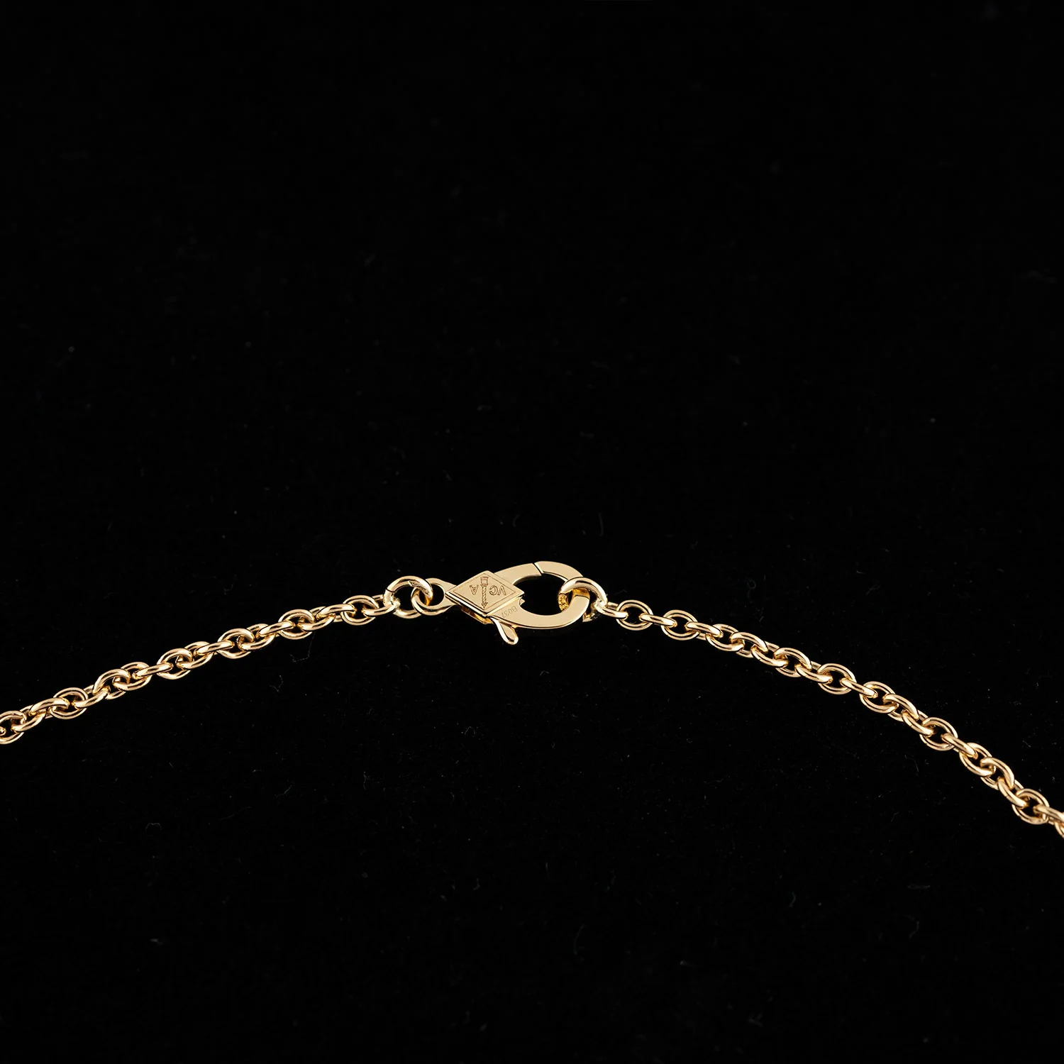 Pure Alhambra Necklace Mother of Peal - Image 3