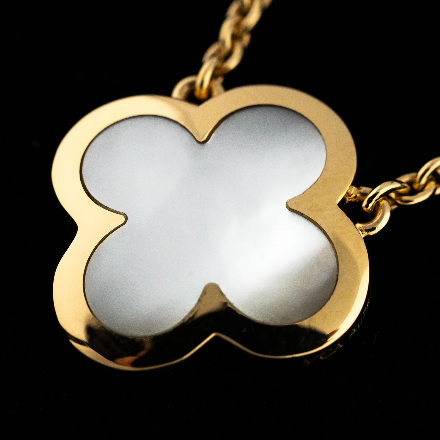 Pure Alhambra Necklace Mother of Peal - Image 4