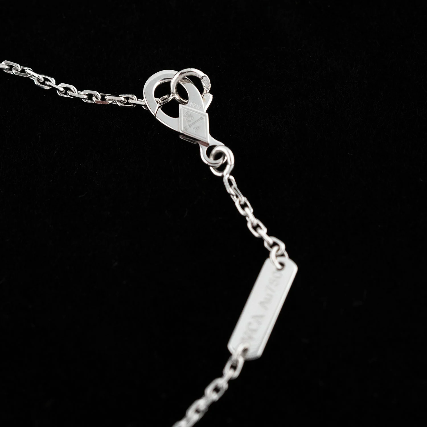 Vintage Alhambra Pendant Necklace Chalcedony - Image 6